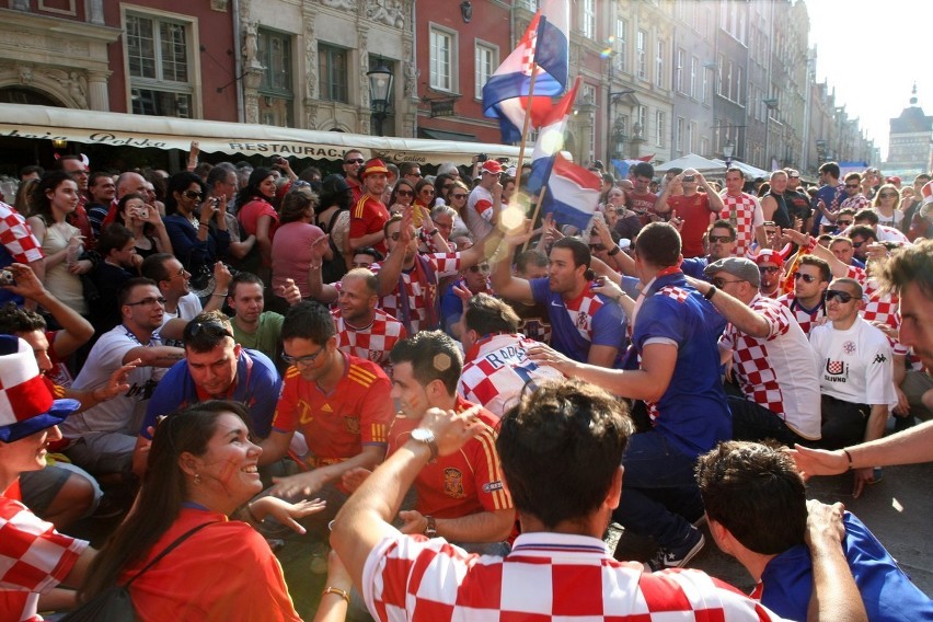 Euro 2012. Przed meczem Hiszpania - Chorwacja. Na Trakcie Królewskim bawią się kibice FILM i FOTO