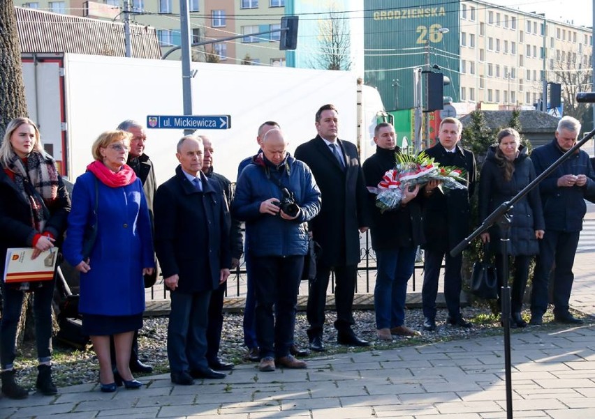 Były kwiaty i spektakl. Tak uczczono 9. rocznicę katastrofy smoleńskiej (zdjęcia)