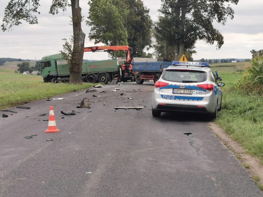 Wypadek. Łaszewo. Tragedia na drodze. Zderzenie osobówki z ciężarówką. Jedna osoba nie żyje. Zdjęcia