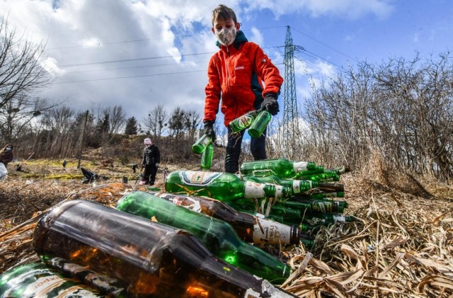Pierwsza w tym roku akcja sprzątania lasu „Czysta Bydgoszcz – Podejmij wyzwanie” odbyła się w sobotę, 20 marca. Mieszkańcy posprzątali las i teren zielony między ul. Nowotoruńską a Sandomierską.