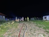Nocny pożar samochodu w Ludwikowie. Z ogniem walczyły dwa zastępy straży pożarnej 