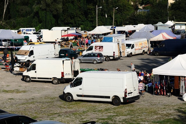 Jasielska targowica pełna klientów, jak w każdy piątek.