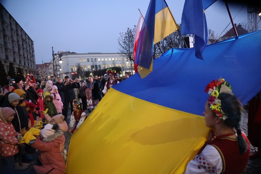 Koncert Solidarni z Ukrainą w Legnicy, mimo zimna przyszło sporo legniczan