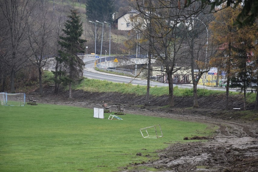 Ostatnia część szpetnego ogrodzenia stadionu OSiR wreszcie zniknęła. W jego miejscu staną nowoczesne panele