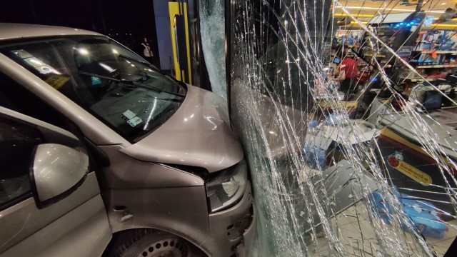 Bus wjechał w sklep Biedronka w Piotrkowie, są ranni