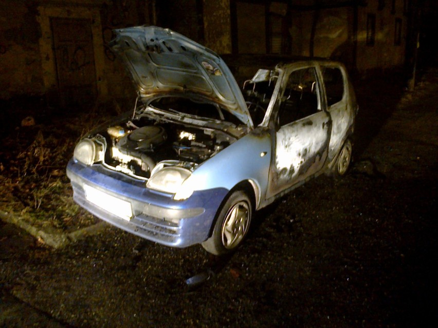 Pożar samochodu pod Halą Pogoni w Zabrzu. Spłonęło seicento. Kto to zrobił? [ZDJĘCIA]