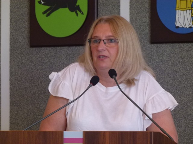 Dorota Zielińska przedstawia radnym najpilniejsze potrzeby remontowe