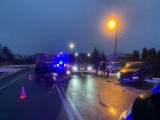 Wypadek w Porębie na DK 78. Doszło do czołowego zderzenia dwóch samochodów osobowych, jedna osoba jest ranna
