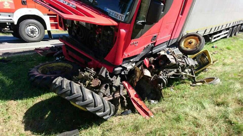 Wypadek w Krasiku w gm. Paradyż: Ciężarówka zmiażdżyła traktor, kierowca uszedł z życiem
