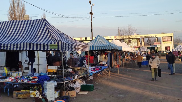Bazar Piotrków - otwarto nowe targowisko przy ul. Dmowskiego w Piotrkowie, 1 grudnia 2020, ale świeciło pustkami