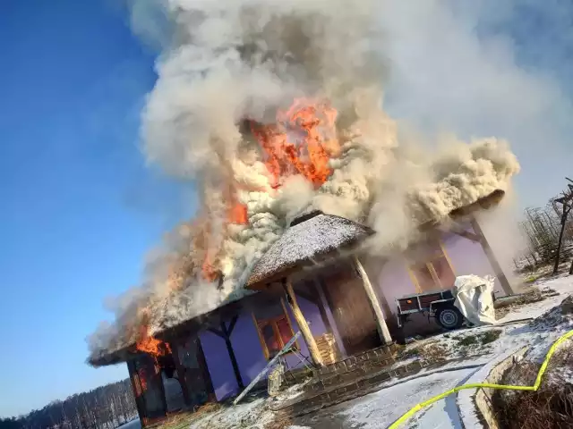 Pożar domu jednorodzinnego niedaleko Warszawy. Ogniem objęty był niemal cały budynek.