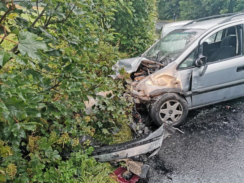 Szumleś Królewski: wypadek na drodze wojewódzkiej nr 221. Cztery osoby zostały ranne [zdjęcia]