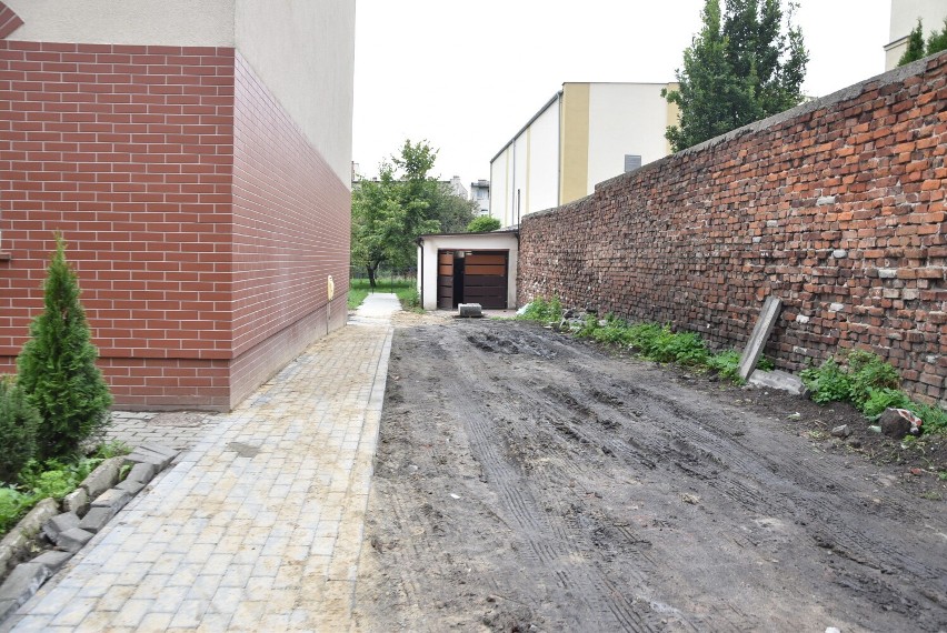 Malbork. Podwórka w Śródmieściu jeszcze nie są gotowe, a już ktoś je zniszczył. Wandali mają powstrzymać kamery. To pomoże rewitalizacji?