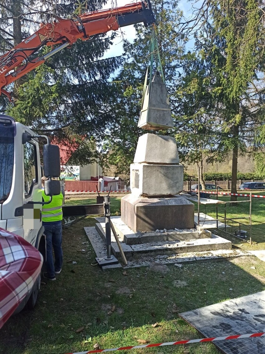 I po pomniku. Z Białego Boru zniknął obelisk Armii Czerwonej [zdjęcia]