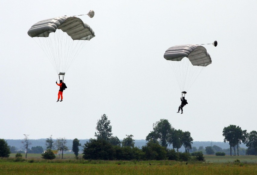 Żołnierze skaczą w Piotrkowie