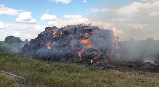 Jarząbkowo, gmina Niechanowo: pożar stogu na polu