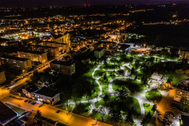 Ostatnio na terenie Staszowa prowadzono prace przy wymianie oświetlenia. W wielu miejscach zamontowano nowe lampy ledowe. Znalazły się one między innymi w parku imienia Adama Bienia. Trzeba przyznać, że nowe światło dodaje niesamowitego uroku temu miejscu. Szczególnie widać to na zdjęciach z drona.

Więcej fotek na kolejnych slajdach>>>