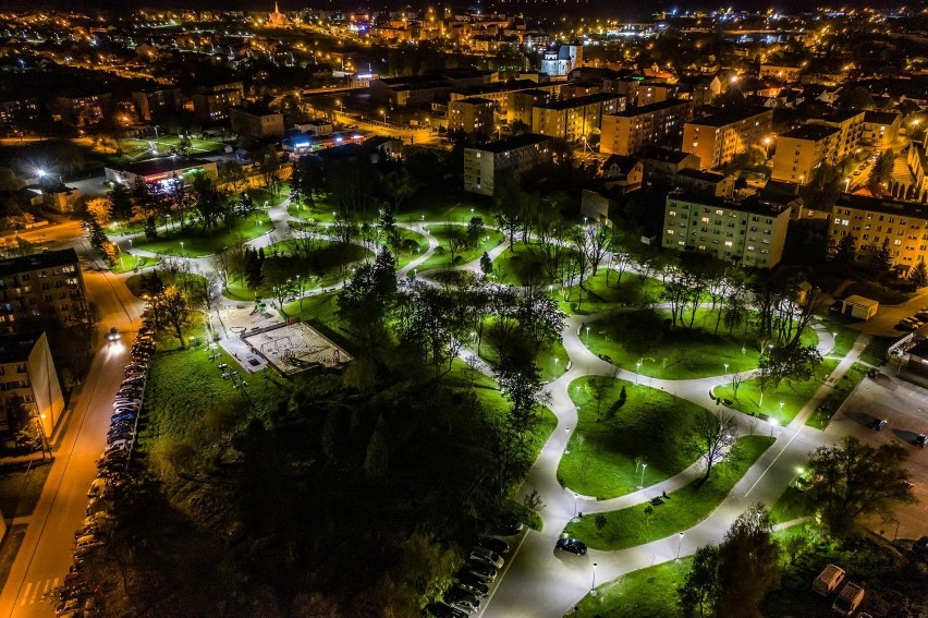 Staszowski Park imienia Adama Bienia z nowym oświetleniem. Niesamowite ujęcia z drona (ZDJĘCIA)
