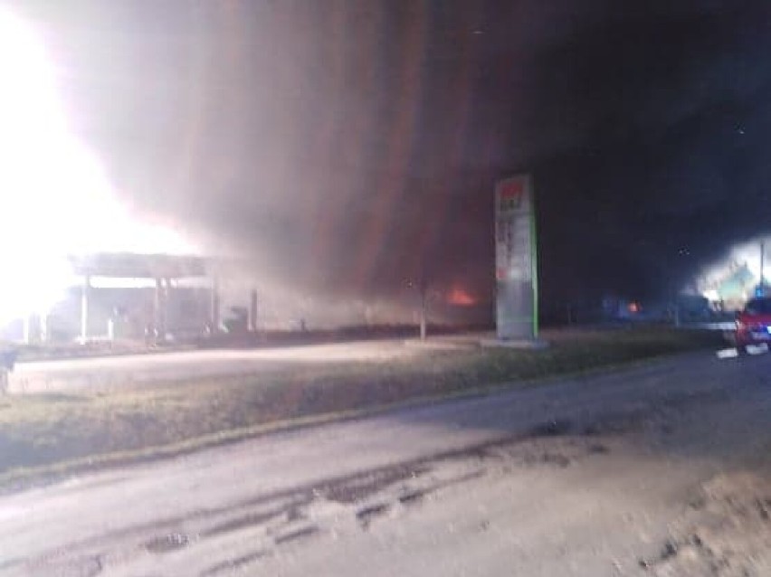 Pożar wybuchł bardzo blisko stacji benzynowej w Broniewicach