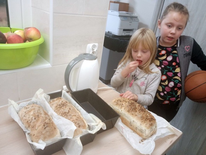 Dzieci z Placówki Wsparcia Dziennego w Niemicy uczyły się piec chleb