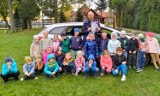 Dzielnicowi z profilaktyczną wizytą u przedszkolaków w Przeciszowie i Piotrowicach. 