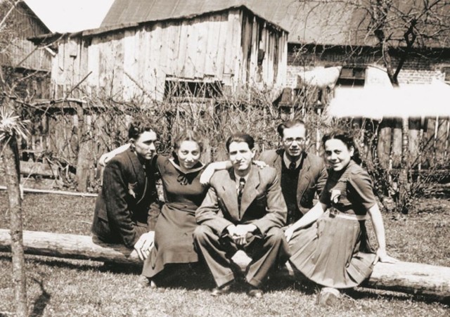 Grupa młodych mieszkańców zelowskiego getta. W środku Mordko (Morris) Brajbart. Zdjęcie wykonano 13 czerwca 1940 roku