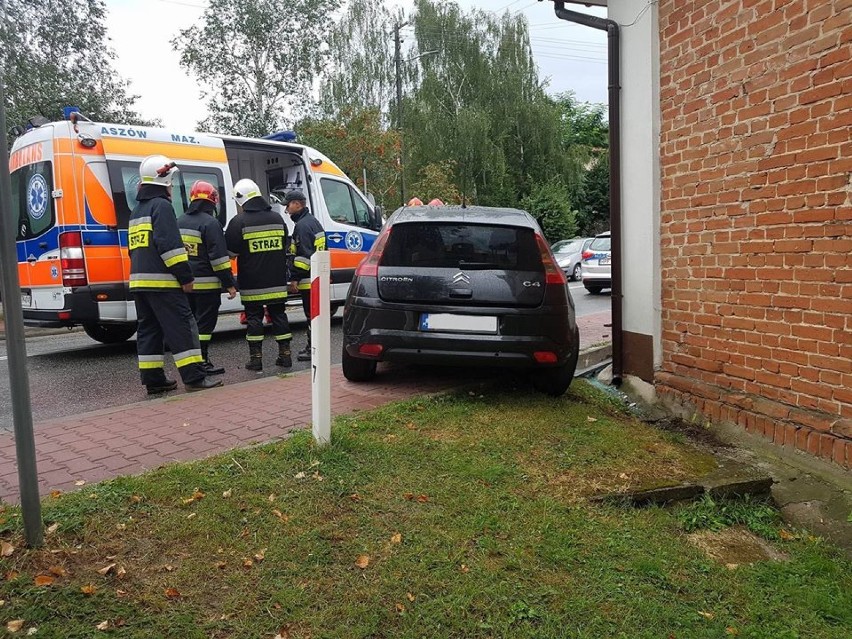 Groźny wypadek w Anielinie koło  Opoczna. Bmw uderzyło w drzewo [ZDJĘCIA]