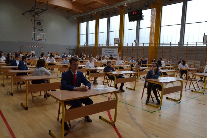 Strajk nauczycieli 2019: Egzamin w Szkole Podstawowej w Straszynie rozpoczął się bez przeszkód [ZDJĘCIA]