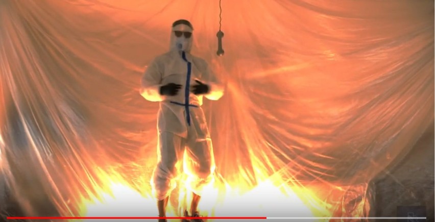 Strażak z Jastrzębia rapuje w #Hot16Challenge2: "Skończyły się oklaski, zakładamy maski"
