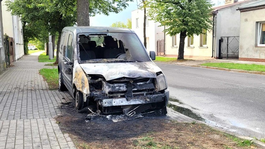 Pożar samochodu marki Ford Tourneo na ulicy Dziewińskiej we...