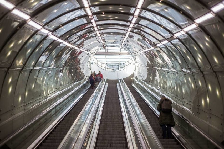 Metro w Warszawie: Będzie zakaz chodzenia po schodach ruchomych? "Są od jeżdżenia, a nie biegania"