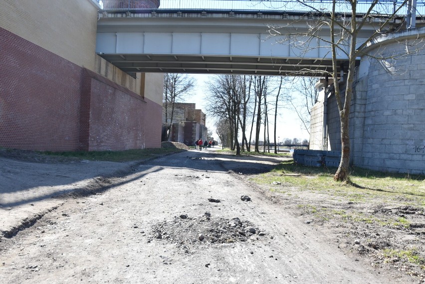 Malbork. Bulwar nad Nogatem wspólny dla pieszych i rowerzystów. Ale uwaga! Na rowerach, rolkach i deskach nie można wjeżdżać na podesty