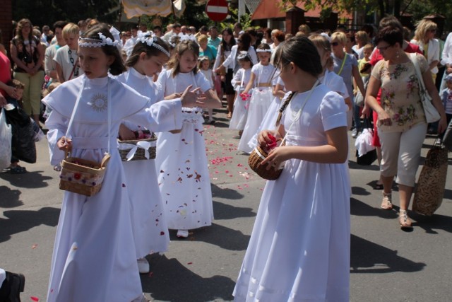 Procesja w parafii św. Jadwigi na Niebrowie