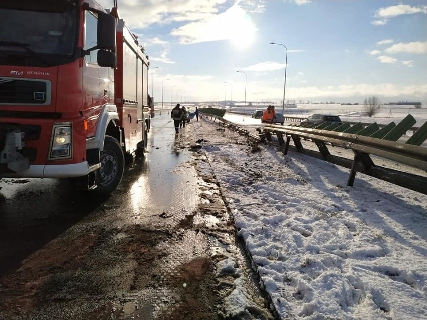Trudne warunki na drogach naszego powiatu! Wypadki pod Pelplinem i na autostradzie [ZDJĘCIA]