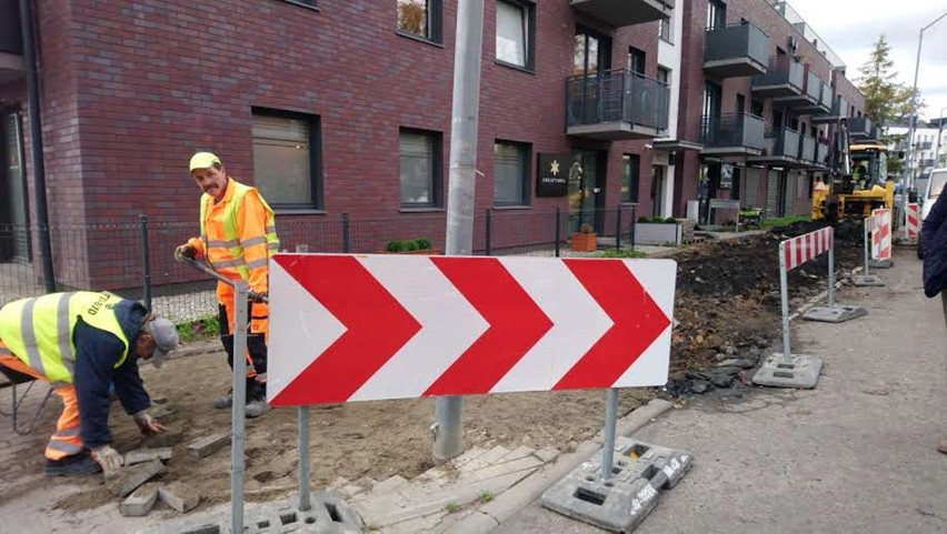 Ul. Zwycięzców. Robią nowy chodnik            