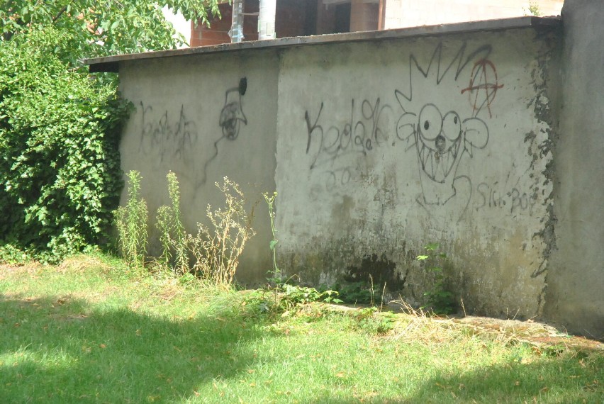 KOŚCIAN. Grafficiarze-wandale i taggerzy "dekorują" miasto napisami, ale według Straży Miejskiej w Kościanie nie jest tak źle [ZDJĘCIA]