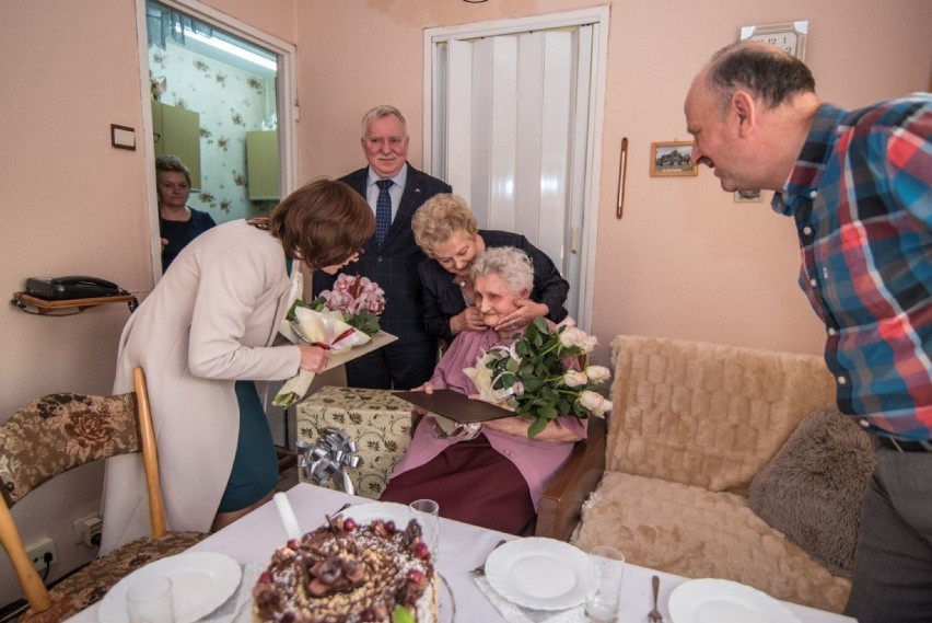 Pani Bronisława z Torunia ma 100 lat. Co dostała w prezencie od prezydenta? 