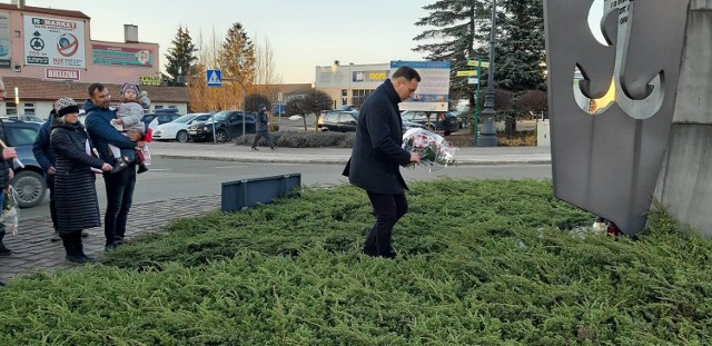 Kwidzynianie oddali cześć żołnierzom AK składając kwiaty na rondzie im. Gen. Stefana Grota-Roweckiego