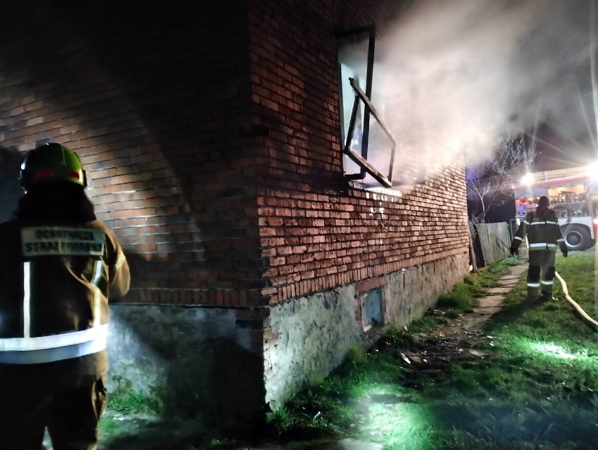 Pożar budynku mieszkalnego w powiecie opoczyńskim. Pracowity wieczór strażaków tuż przed Wielkanocą - ZDJĘCIA