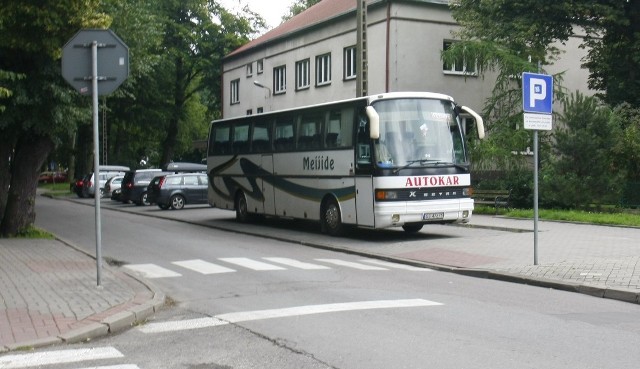 To niedziela w Pucku - pisze pan Jarek. - Szukaliśmy 15 lipca parkingu przy centrum, a tu taka niespodzianka... Gdybym trafił na tego kierowcę, z mety pokazałbym mu dwa parkingi specjalne dla autobusów. Sam znalazłem!

Masz więcej zdjęć? Czekamy na nie! Ślij na db.puck@prasa.gda.pl. W temacie wpisz "Mistrzowie parkowania", podaj też miasto i ulicę, gdzie wykonałeś fot