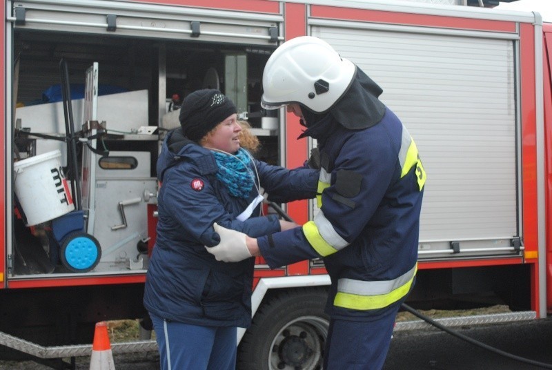 Ćwiczenia strażackie na drodze Racot - Witkówki. Scenariusz zakładał zderzenie autokaru z samochodem