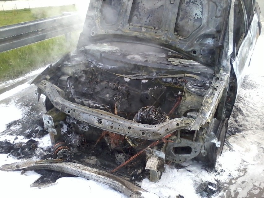 W Wojkowicach Kościelnych spłonął samochód. Droga była zablokowana [ZDJĘCIA]