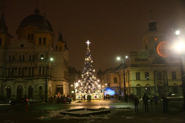 Na Piotrkowskiej zaświeciła się iluminacja, działa też jarmark