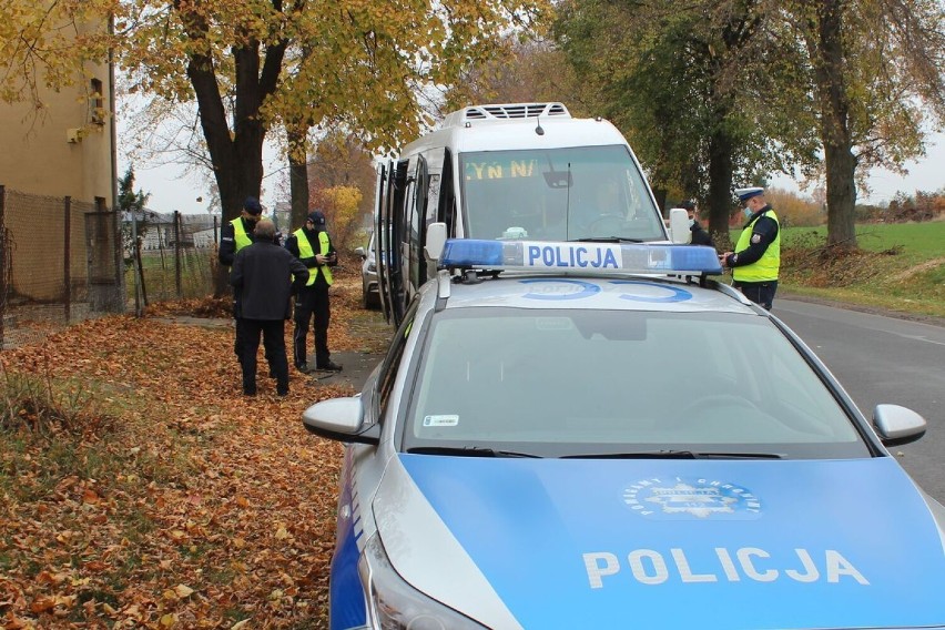 Trwają kontrole policjantów i pracowników sanpeidu w Lipnie....