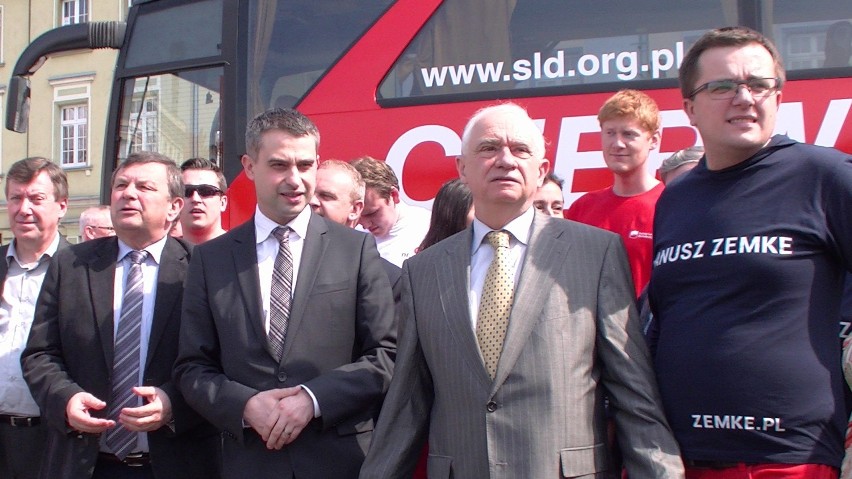 Czerwony autobus SLD w Bydgoszczy