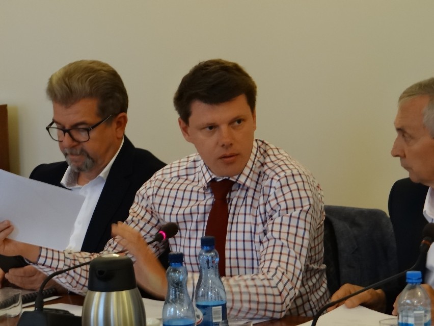 Komisja rewizyjna pod przewodnictwem Radosława Wojtuniaka wnioskuje o nieudzielenie absolutorium burmistrzowi. Wniosek przeszedł przy 4 głosach za, 3 przeciw i 1 wstrzymującym