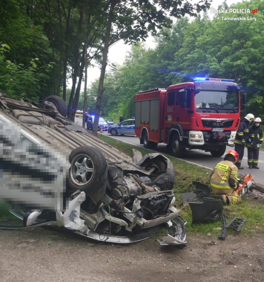 Wypadek w Miasteczku Śląskim. 20-latka wjechała samochodem w słup energetyczny. Samochód dachował