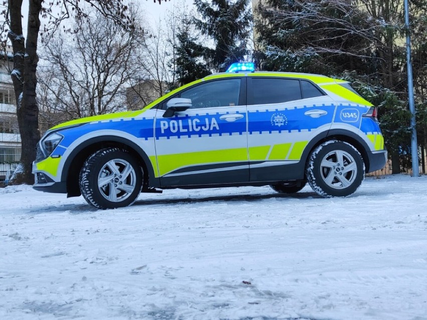 Maskotka - Pyrek i nowy wóz w chodzieskiej Policji