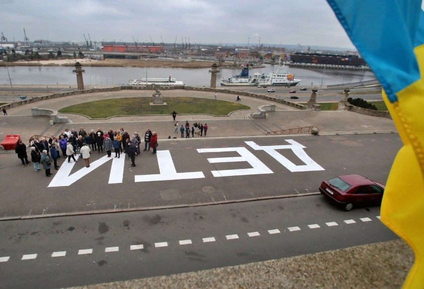 Wyjątkowy napis na Wałach Chrobrego w Szczecinie w ramach aktu solidarności z Ukrainą [ZDJĘCIA]