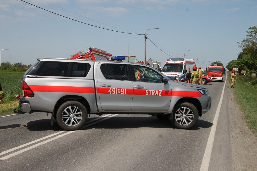 KROTOSZYN: Wóz strażacki zderzył się z osobówką. Strażacy jechali do innego śmiertelnego wypadku. Zginęły łącznie 3 osoby  [ZDJĘCIA + FILM]